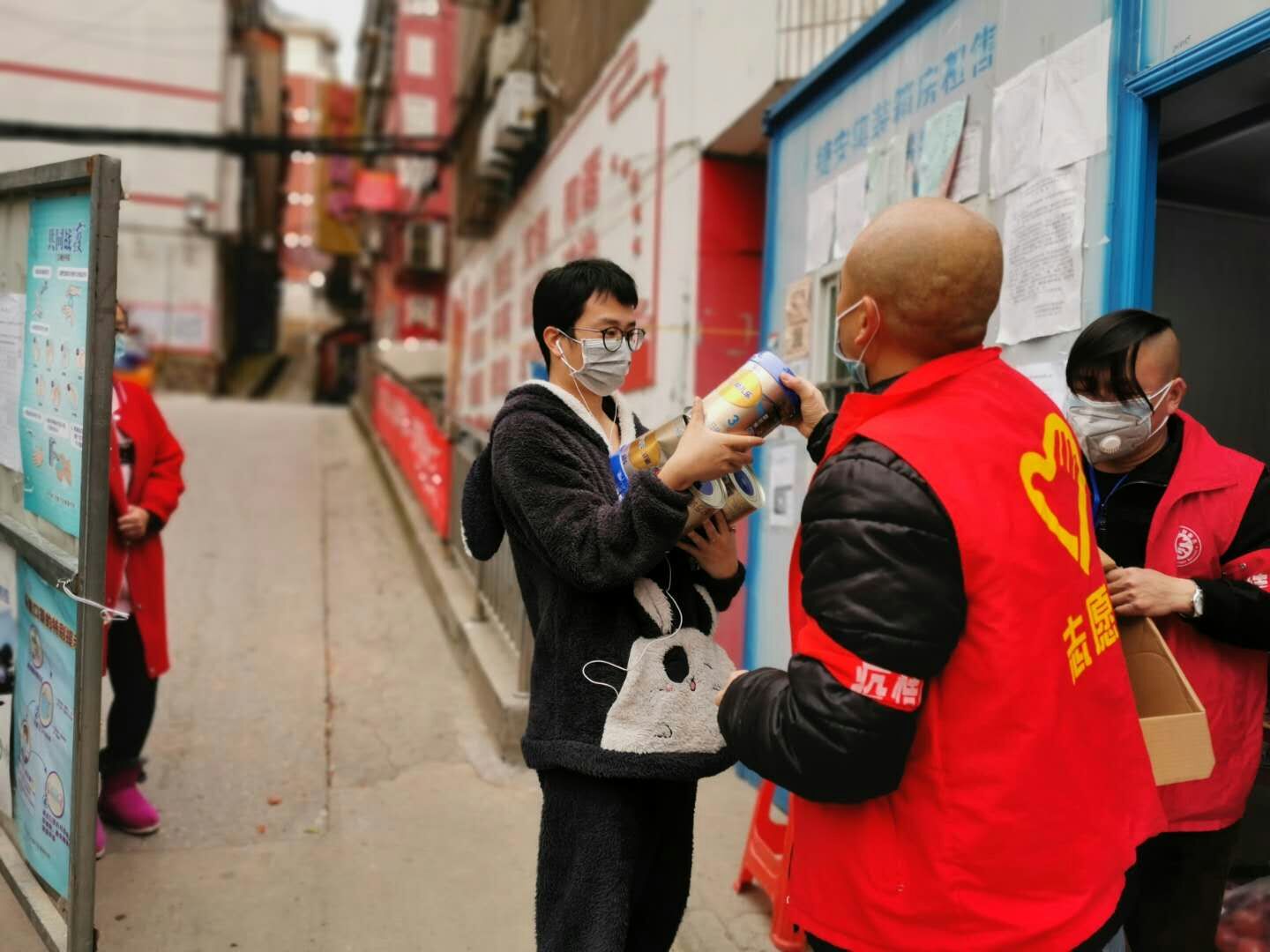 湖北-荊門公交集團-寧飛（社區(qū)義工服務，幫居民買奶粉）.jpg