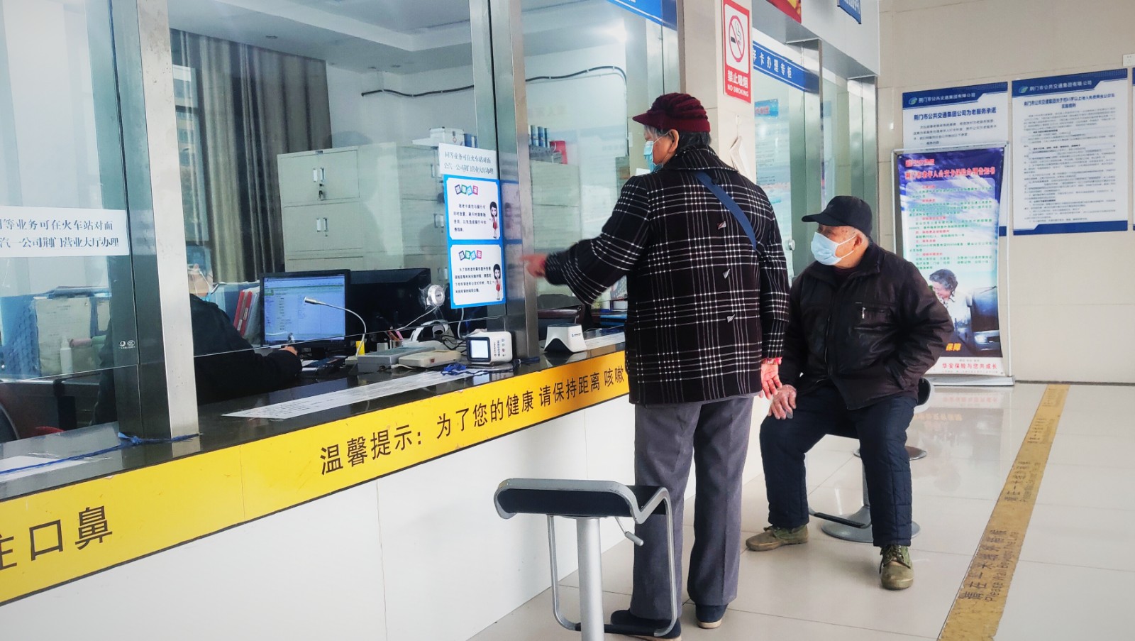 敬老卡業(yè)務(wù)升級后，老年顧客辦卡時，與窗口工作人員親切交談.jpg