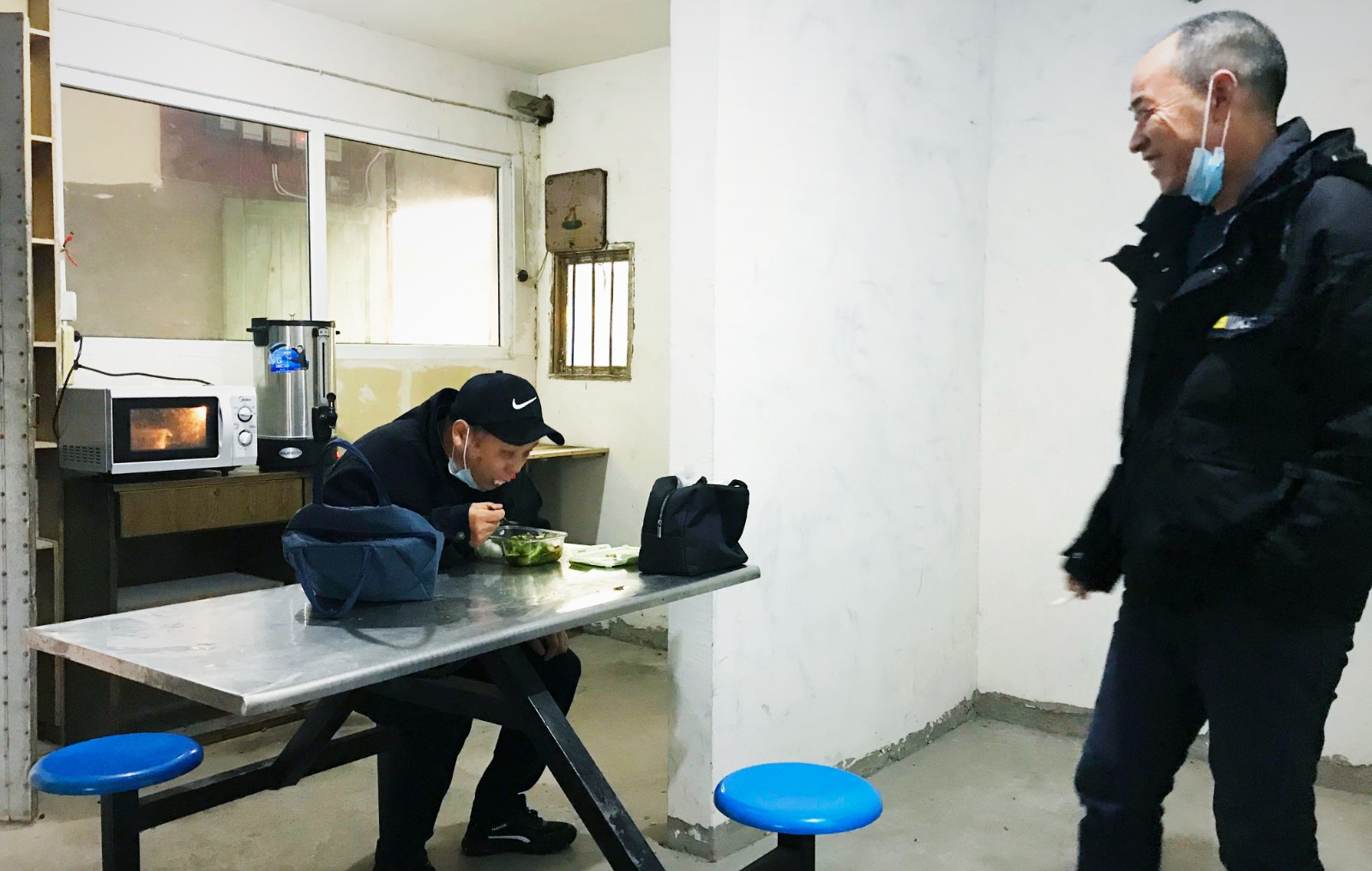 10月份，公司新租建駕駛員休息室之一，駕駛員在休息室內(nèi)愉悅休息與交談.jpg